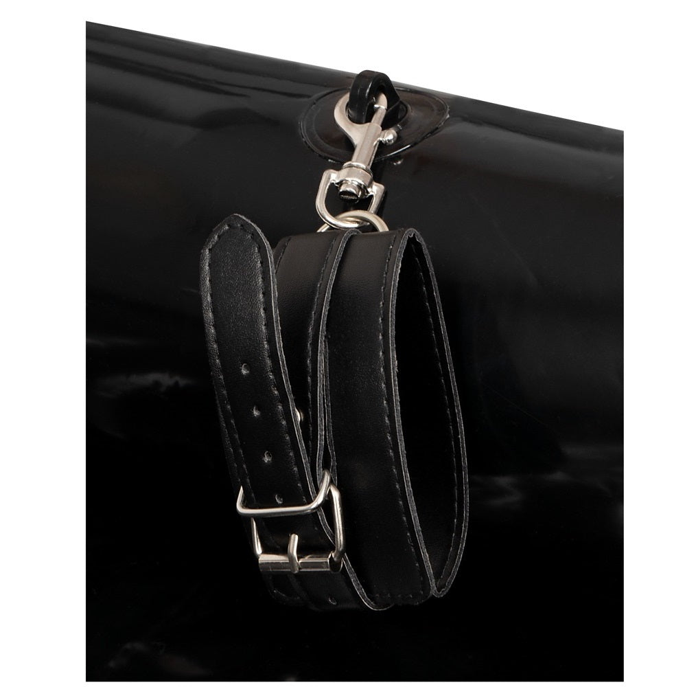 Vinyl sheet with an inflatable border and restraint eyelets - image 5